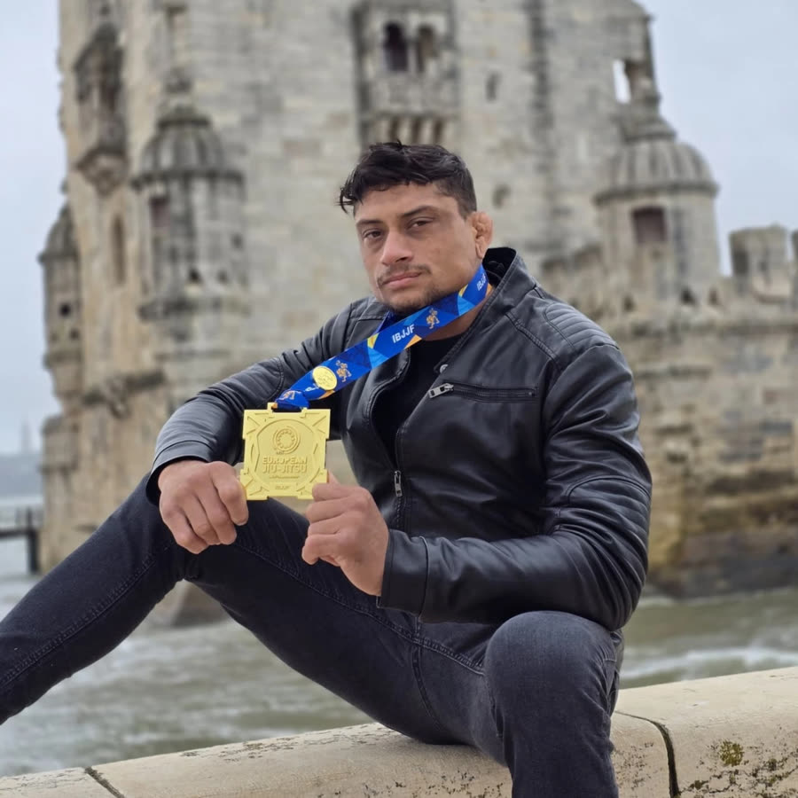 Jhonatan Santos com a medalha de ouro do Europeu IBJJF, em frente à Torre de Belém, em Lisboa